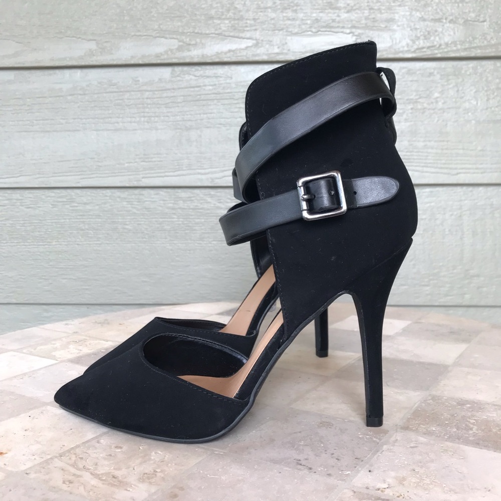 🦋 NWT Black Stiletto Heels.
